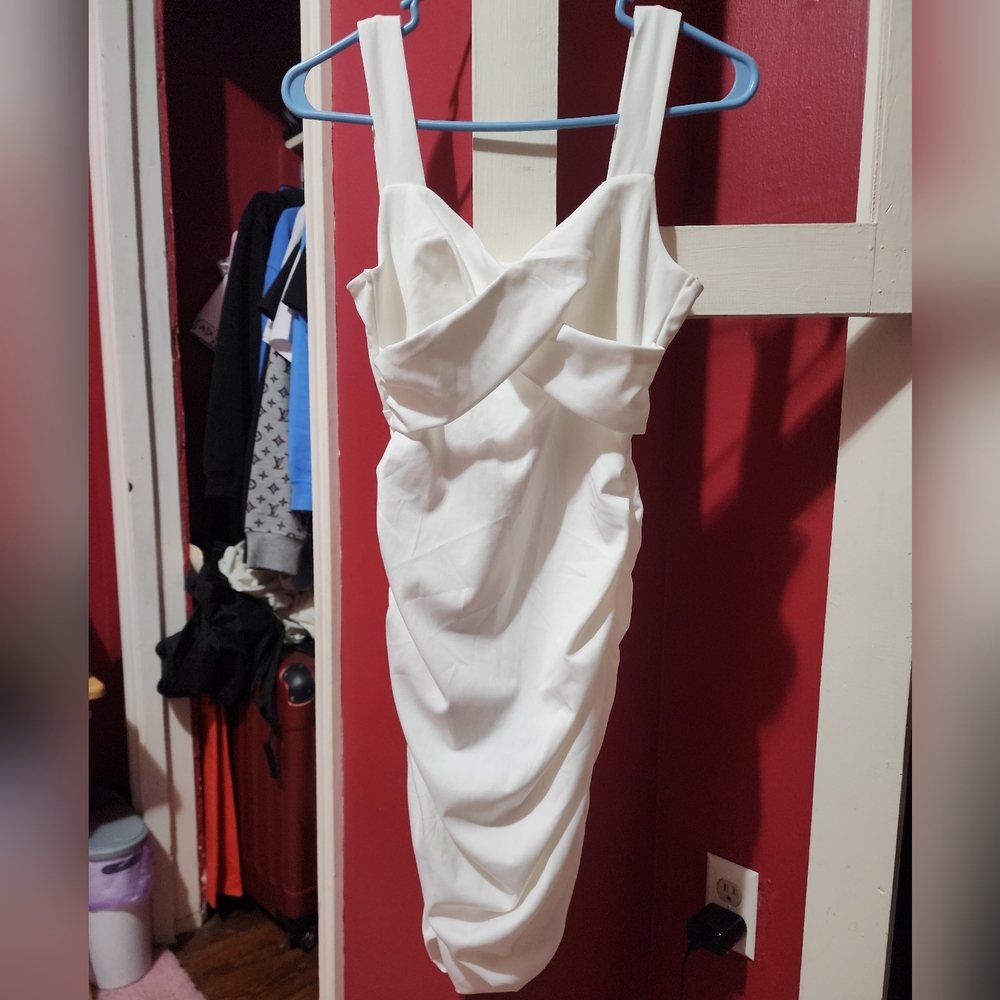 Elegant White Sleeveless Dress
